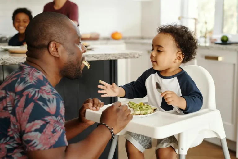 BLW metoda hranjenja: što trebate znati o baby-led weaning pristupu baby lead weaning blw naslovna