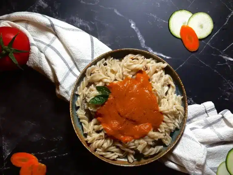 Umak od rajčica s povrćem, suhim šljivama i indijskim oraščićima