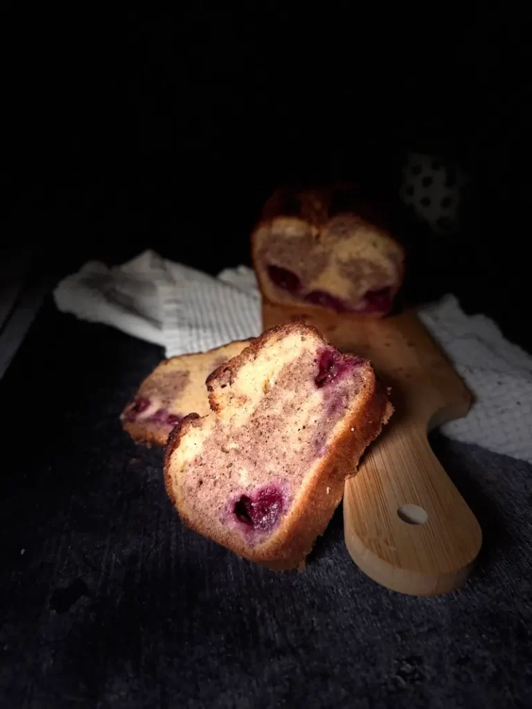 zdravi kolač od rogača, pirovog brašna i višanja bez šećera