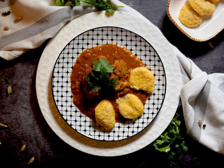 curry piletina s kokosovim mlijekom i noklicama od pirovog griza